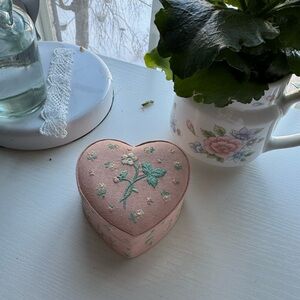 Vintage Pink Heart-Shaped Jewelry Box with Floral Embroidery! ! 🩰🫧🥥🌸🐚